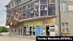 Житель Дманиси Рахиб Исмаилов, получив от властей гарантии безопасности, утром открыл свой магазин