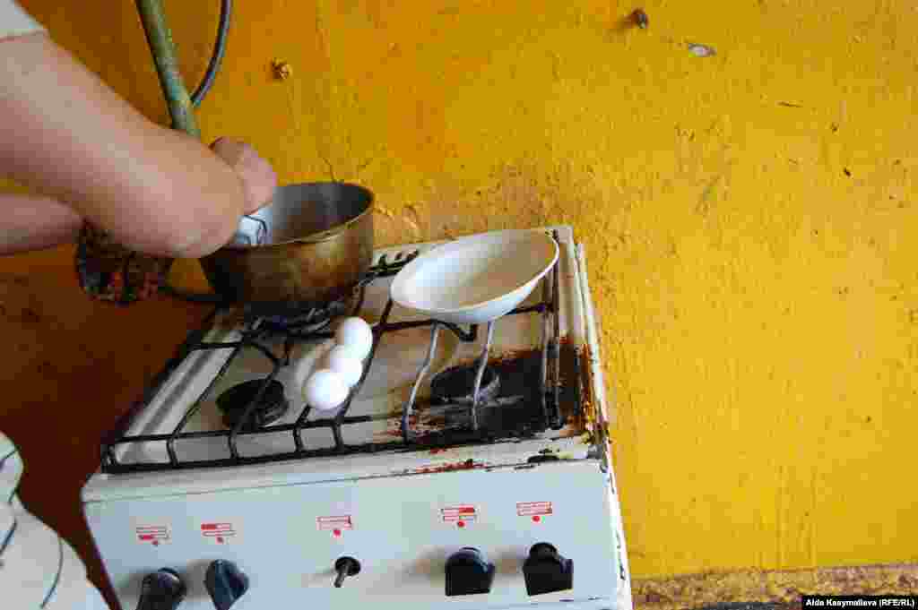 Ашкана,  курсак ачты. Жумуртка куурган учур. - Ржев шаары, Орусия. Аида Касымалиева тарткан сүрөт. 2011-жылдын 16-майы. "Азаттык" үналгысы. 