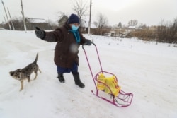 «Я буквально бачу Росію зі свого заднього двору», – каже ця жінка , яка представилась як Ніна Іванівна