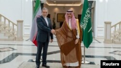 Ирандын жана Сауд Арабиясынын башкы дипломаттары Аббас Арагчи жана Фейсал бин Фархан ал Сауд. Жидда шаары.