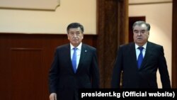 Сўўрўнбай Жээнбеков (ч) ва Имомали Раҳмон (ў).