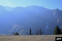 Индийский военный патрулирует территорию в восьми километрах от линии контроля, 14 октября 2020 года