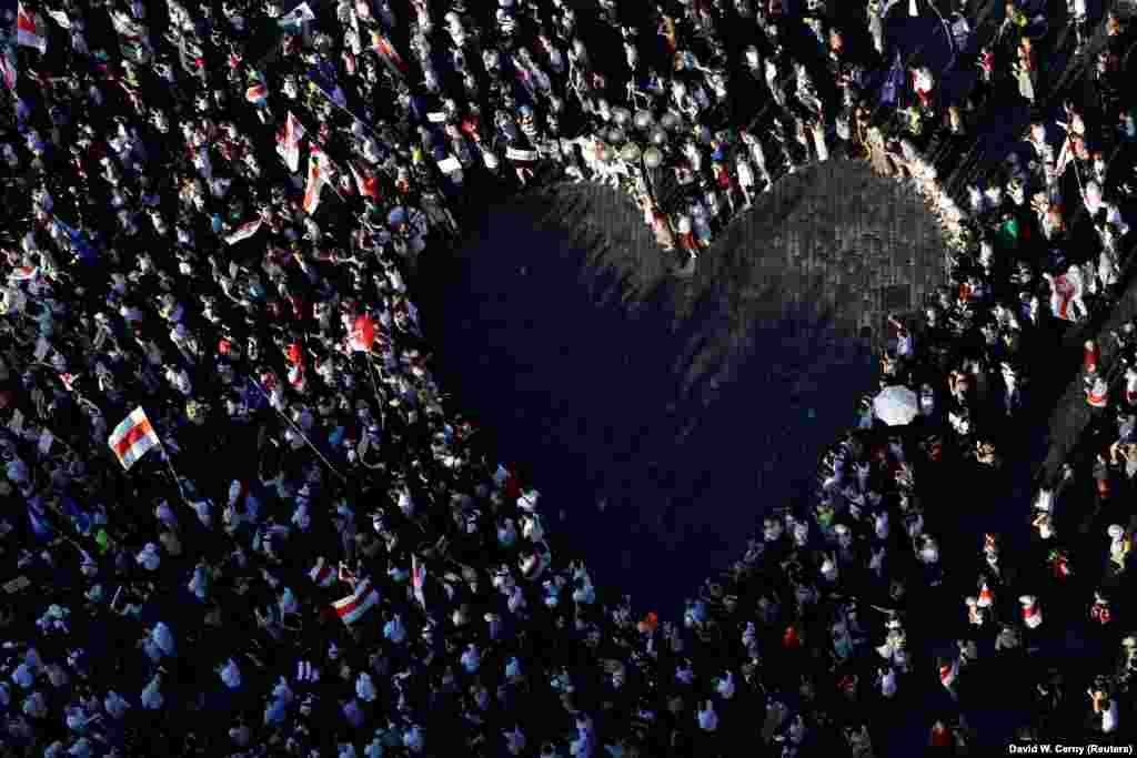 Ця світлина не з Білорусі, а з Чехії. У Празі 16 липня білоруси, які з певних причин проживають у Чехії, а не у рідній країні, та просто небайдужі люди вишикувались таким чином, що утворили сердце &ndash; на знак солідарності та підтримки протестувальникам у Білорусі