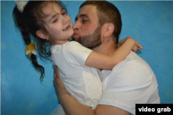 Перша зустріч Сейрана Салієва з дочкою на побаченні в колонії