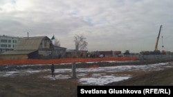 Дом двух семей посреди строительной площадки. Астана, 11 ноября 2013 года.   