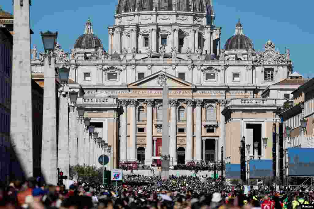 Людзі сабраліся ў дзень пахаваньня папы Францішка ў Рыме, Італія, 26 красавіка 2025 году