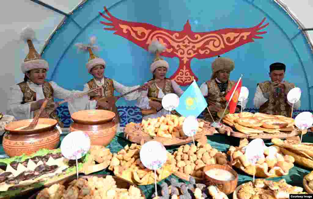 Ар кайсы улуттун өкүлдөрү улуттук даамдарын даярдап, тасмал жайып майрамдап жатышат. Бул жолку Нооруз майрамы мусулмандар үчүн ыйык саналган Орозо айына туура келди. Ошого карабастан таң атпай өлкөнүн бардык аймактарында майрамдык шаң байкалууда.  21-март, 2025-жыл. Ош