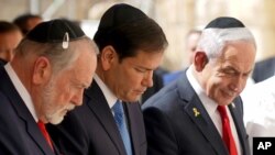 Марко Рубио (в центре) и Биньямин Нетаньяху (справа) у Стены плача в Иерусалиме, Израиль, 14 сентября 2025 года