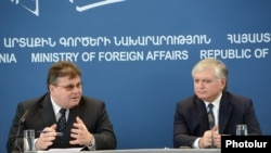 Լիտվայի արտգործնախարար Լինաս Լինկյավիչուսը իր հայ գործընկեր Էդվարդ Նալբանդյանի հետ համատեղ ասուլիսում, Երևան, 7-ը մարտի, 2013