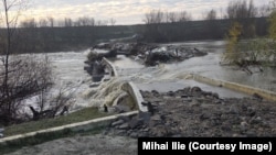 Podul improvizat peste râul Argeș dintre localitățile Budești și Crivăț, din județul Călărași.