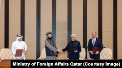 Вазирони дифои Покистон ва ҳукумати Толибон дар гуфтугӯҳои Қатар. Акс аз бойгонӣ.