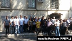 Ադրբեջան - Լրագրող Խադիջա Իսմայիլովայի գործով դատական նիստի ժամանակ՝ դատարանի շենքի մոտ, Բաքու, 7-ը օգոստոսի, 2015թ․