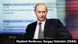 Президент Росії Володимир Путін відповідає на запитання журналістів. Березень 2001 року 