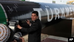 Түркмөнстандын мурдагы президенти Гурбангулы Бердымухаммедов "Чыгыш-Батыш" газ куурунун курулушун баштоо аземинде, 31-май 2010-жыл. 