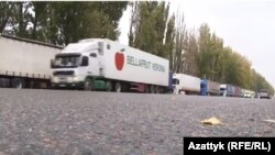 Грузовики на границе с Казахстаном. Фото от 19 октября 2017 года.