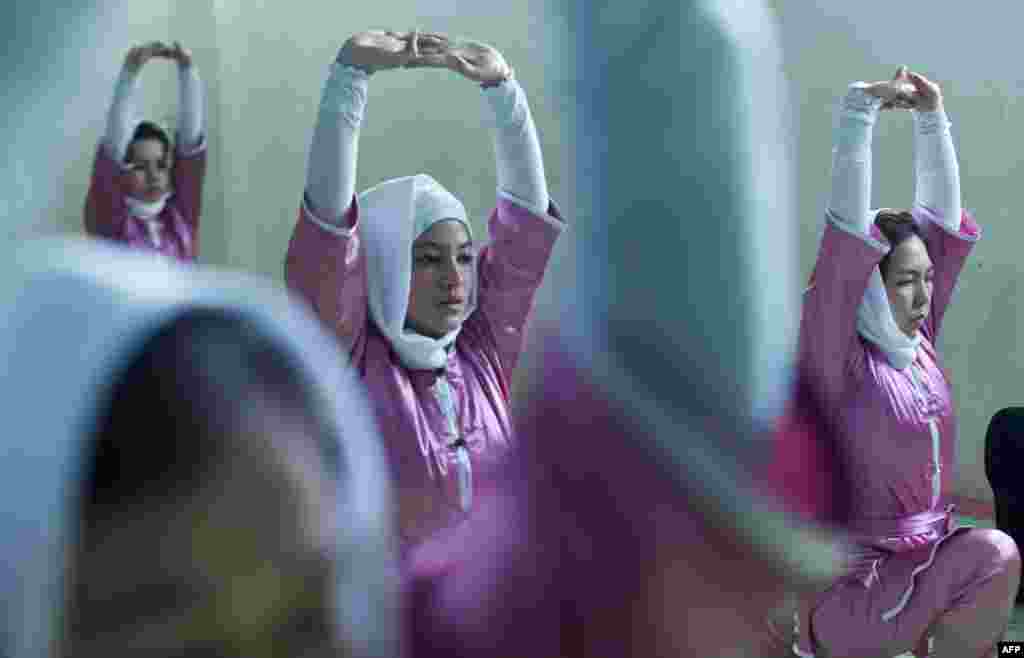 Aziminiň aýtmagyna görä, ol munuň üsti bilen &quot;Owganystanda zenanlar bilen erkek adamlaryň deňhukuklygyny ýola goýmagy we ýurtda zenanlara garşy edilýän zulumlaryň hem öňüni almagy&quot; maksat edinýär. 