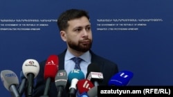 ՀՀ ԱԳ փոխնախարար Վահան Կոստանյանը զրուցում է լրագրողների հետ, Երևան, 9-ը հոկտեմբերի, 2025թ. 