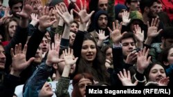 Студенты отступать не планируют и грозятся, что будут проводить акции протеста до тех пор, пока им не дадут возможность продолжить обучение в грузинских вузах
