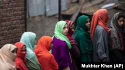 Сринагардын чет жакасындагы шайлоочулардын кезеги. Кашмир, Индия. 28.11.2020.