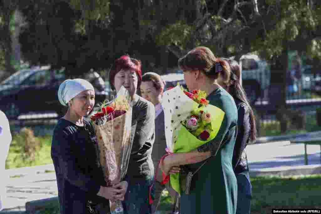 Балдарын куттуктоо үчун келген ата-энелер.