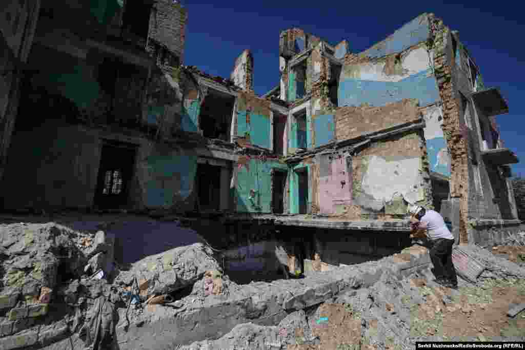 Рятувальні роботи на цій локації завершилися 29 серпня. Раніше повідомляли, що доля 8 людей залишається невідомою. Увечері президент Володимир Зеленський написав у своєму телеграм-каналі, що кількість загиблих унаслідок нічної масованої атаки сил РФ по Києву зросла до 25. Київ, 29 серпня 2025 року