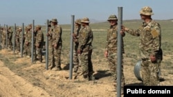 Хабаргузориҳои Қирғизиcтон рӯзи 29-уми апрел бо нашри ин акс навиштанд, ки марзбонон кашидани симхорро дар сарҳад бо Тоҷикистон сар карданд