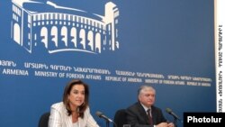 Նորա Բակոյանիսը եւ Էդվարդ Նալբանդյանը համատեղ ասուլիսի ժամանակ: