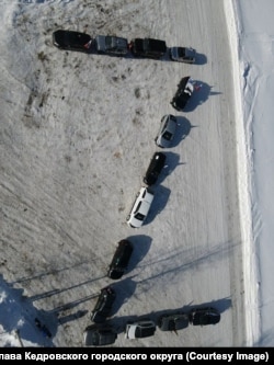 Автомашины, выстроенные в форме буквы Z, символа агрессии против Украины