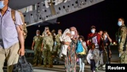  افغانستان - انتقال گروهی از افغان‌ها توسط یک طیاره‌ی امریکا به بیرون از افغانستان (عکس آرشیف) 