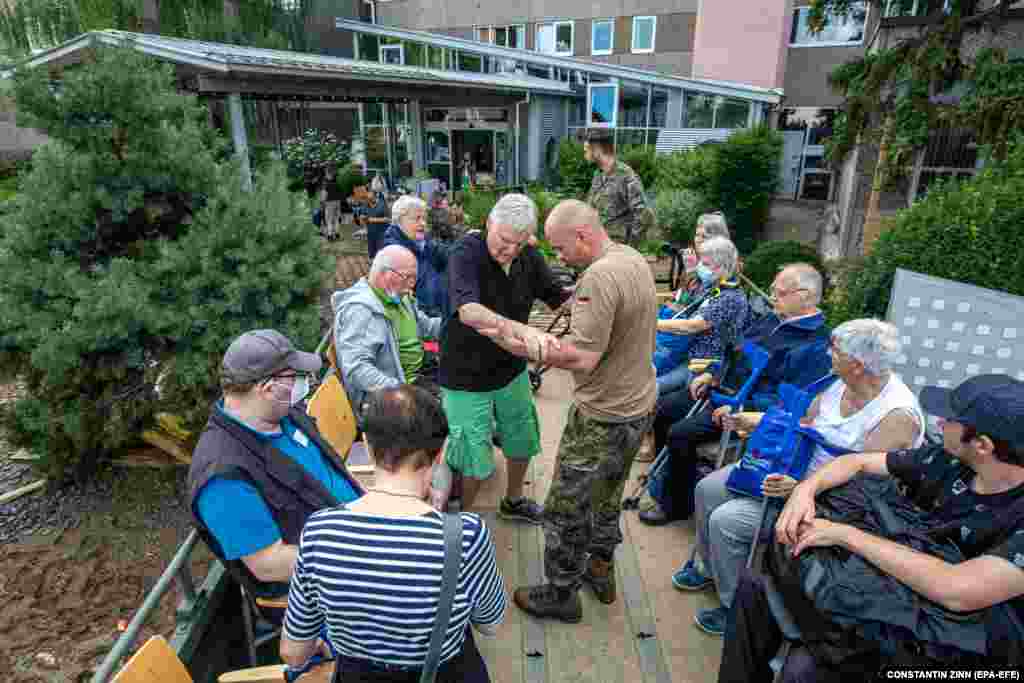 Солдаты Бундесвера эвакуируют больницу после наводнения в Бад-Нойенаре, Германия, 15 июля 2021 года