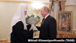 Президент Росії Володимир Путін (п) вітає патріарха Російської православної церки Кирила з уродинами, Москва, 20 листопада 2017 року