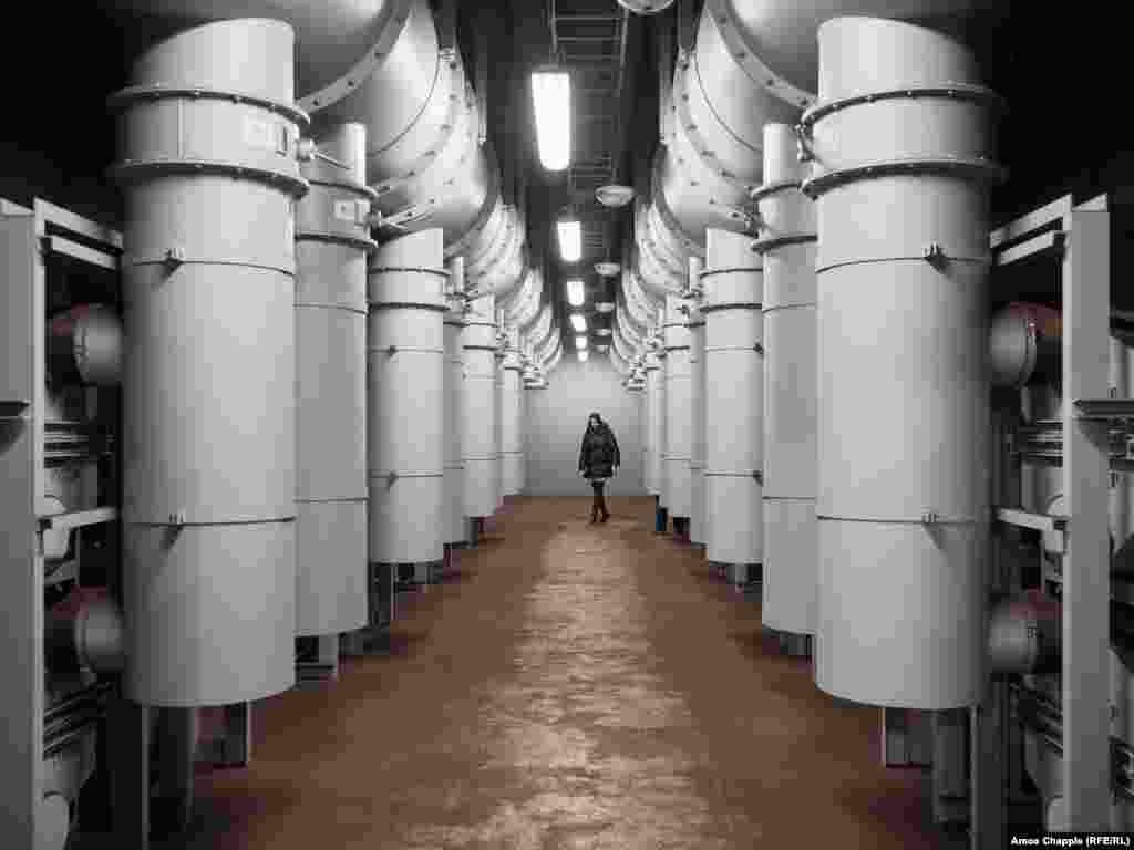 Воздушные фильтры внутри пражского OSM, которые будут активированы в случае загрязнения окружающей среды радиоактивной пылью или в случае, если Прага будет атакована биологическим или химическим оружием. Часть информации о системе OSM остается секретной. Пражская городская транспортная компания попросила Азаттык не указывать название станции ​​метро, ​​где были сняты эти фотографии &nbsp;