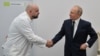 Зліва направо: головний лікар московської лікарні №40 Денис Проценко і президент Росії Володимир Путін, 23 березня 2020 року