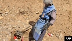 Афганский сапер работает на окраине Кабула.  24 марта 2008 года. Иллюстративное фото.