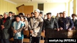 “Санпа” заводунун жанындагы башаламандык боюнча жабырлануучулар менен соттолуучулар сот залында, 9-март, 2011-жыл