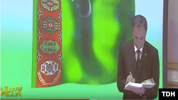 Wise-premýer Esenmyrat Orazgeldiýew prezident Gurbanguly Berdimuhamedowa hasabat berýär. 16-njy awgust, 2019.