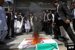 Адвокати спалюють банер із зображенням національного прапора Індії та прем’єр-міністра Нарендри Моді під час антиіндійської акції протесту в Мултані, Пакистан, 28 квітня 2025 року