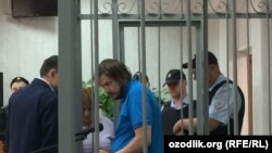 Александр Семин сот залында. Архив.