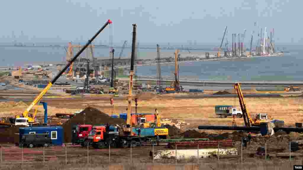Вид на строящийся транспортный переход через Керченский пролив, 21 сентября 2016 года
