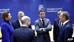 Президент Франції Еммануель Макрон під час розмови з іншими лідерами ЄС перед самітом Європейської ради у Брюсселі 21 березня 2024 року.