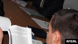 Лаңкестік жиһадшылар тобын құрмақшы болды  деген айып тағылған Қуат Жобалаев сот залында өзіне қарсы тергеу ісімен танысып отыр. Астана, 11 қыркүйек 2009 жыл.