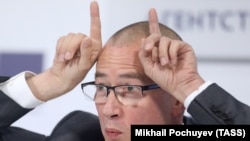 Депутат Бундестагу від правої партії «Альтернатива для Німеччини» (AfD) Ганс-Йорг Мюллер розповідає у Москві про вплив антиросійських санкцій на ситуацію в ЄС, 26 жовтня 2017 року