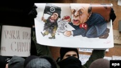 Ռուսաստան - Բողոքի ակցիա Մոսկվայում Թուրքիայի դեսպանատան դիմաց, 25-ը նոյեմբերի, 2015թ․