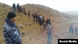 Шакафтар айылында калдык төгүлгөн жерге чогулган тургундар. 28-февраль, 2020-жыл. 