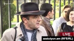 Правозащитник Артур Сакунц во время акции возле здания Национального собрания в Ереване, 14 ноября 2016 г.