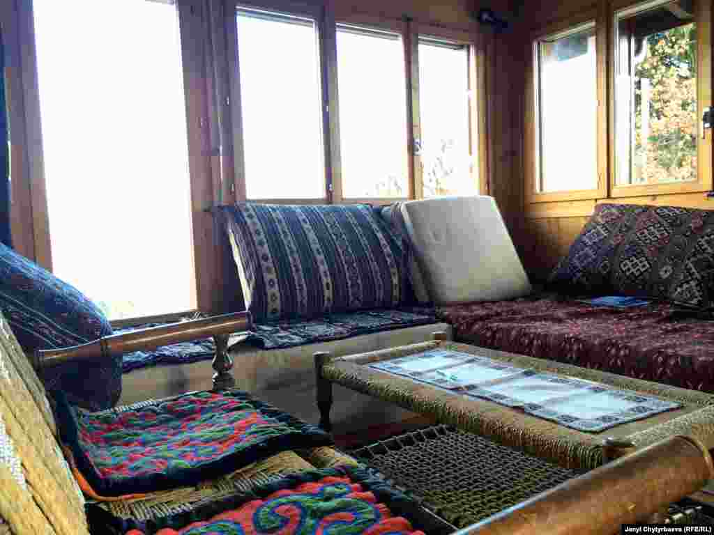 Залдагы колго жасалган такталарда ирандык килем, шалчалар, солдогу орундукта кыргыздын шырдакча.