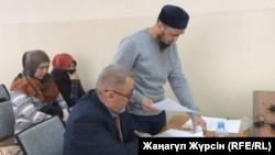 Қайрат Жармағамбет (басына тақия киген, тік тұрған адам) сот процесіне қатысып отыр.  22 қаңтар 2018 жыл.