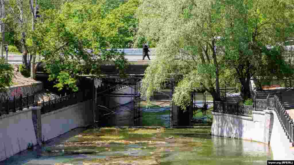 Гагарінський міст через річку Салгир у Сімферополі вже близько місяця відкритий для руху транспорту й проходу пішоходів. Однак реконструкція об&#39;єкта, що тривала майже п&#39;ять місяців, до кінця так і не доведена