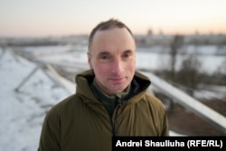 Журналіст Свабоды Андрэй Кузьнечык быў вызвалены з-за кратаў у лютым 2025 году. Адной з умоваў стаў ад'езд з Беларусі