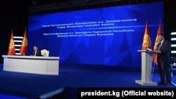 Садыр Жапаров менен Нургазы Анаркулов.  Садыр Жапаров президенттин милдетин аткарып жаткандагы маалымат жыйынында тартылган сүрөт.